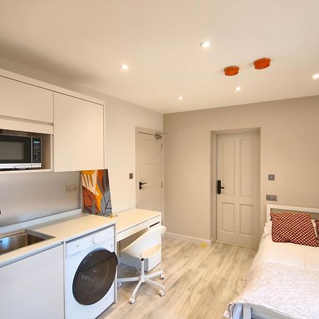 Отель Morden Stratford Studio 1 Лондон Экстерьер фото