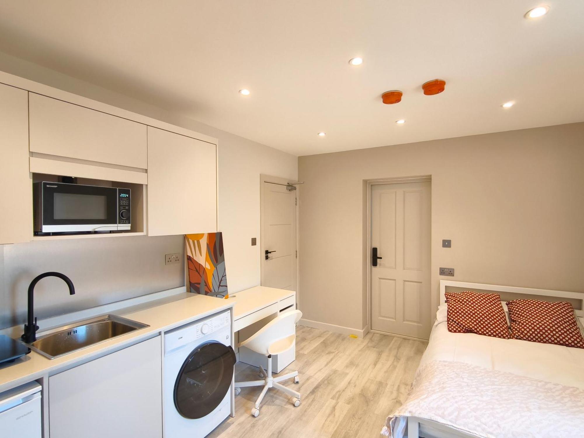 Отель Morden Stratford Studio 1 Лондон Экстерьер фото